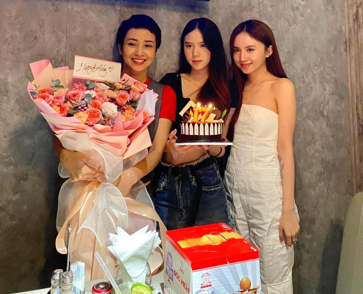 Nhân dịp sinh nhật con gái thứ hai, mới đây "nữ hoàng Wushu" Thúy Hiền chia sẻ hình ảnh 3 mẹ con lên trang cá nhân.