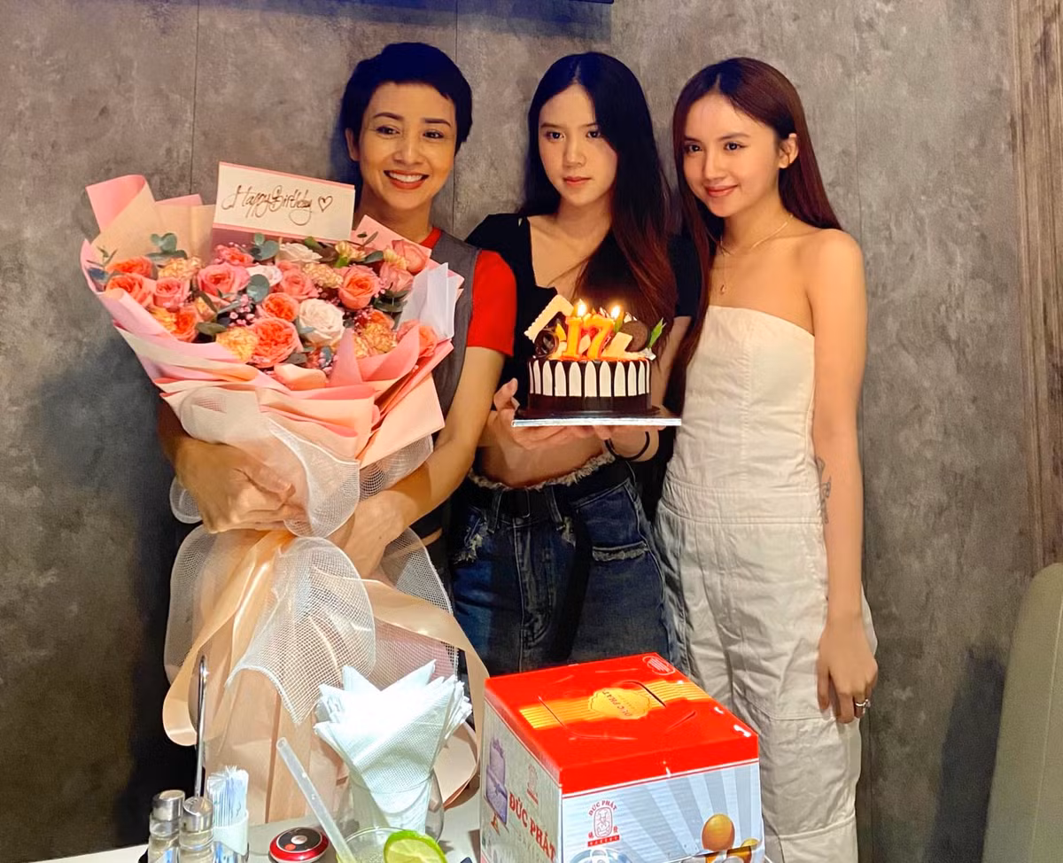Nhân dịp sinh nhật con gái thứ hai, mới đây "nữ hoàng Wushu" Thúy Hiền chia sẻ hình ảnh 3 mẹ con lên trang cá nhân.