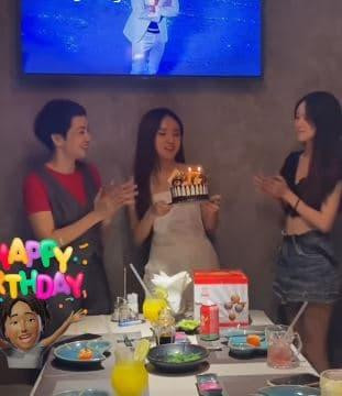 Ngay lập tức, nhan sắc của 2 cô con gái cựu VĐV Wushu nhận được sự quan tâm đặc biệt từ khán giả.