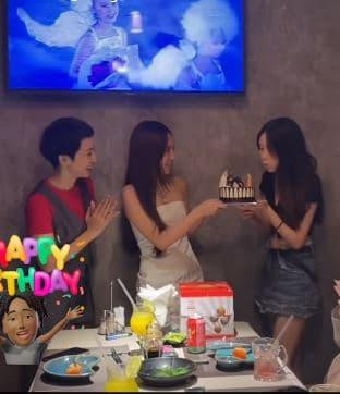 Cả Lam Phương và Ngân Hà đều có gương mặt khả ái, mái tóc dài mượt mà và phong cách thời trang sành điệu, trẻ trung.