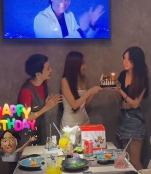 Chia sẻ về sinh nhật 18 tuổi của con gái út, Thúy Hiền xúc động: "Một chiếc sinh nhật ấm áp yêu thương. Chúc con út của mẹ bước sang tuổi mới mạnh khoẻ và luôn hạnh phúc".