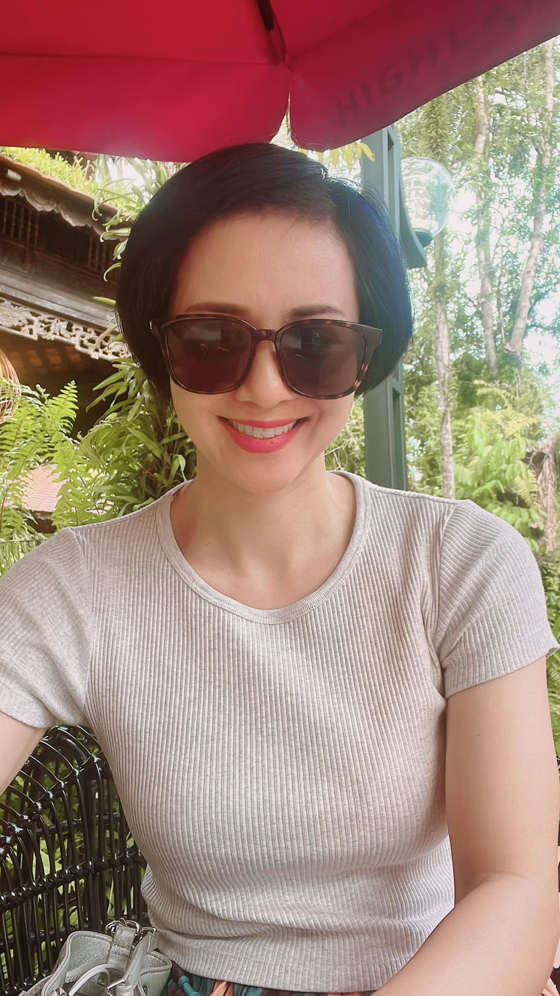 Sau ly hôn, Thúy Hiền sống một mình, làm công việc huấn luyện và kinh doanh thời trang để nuôi con.