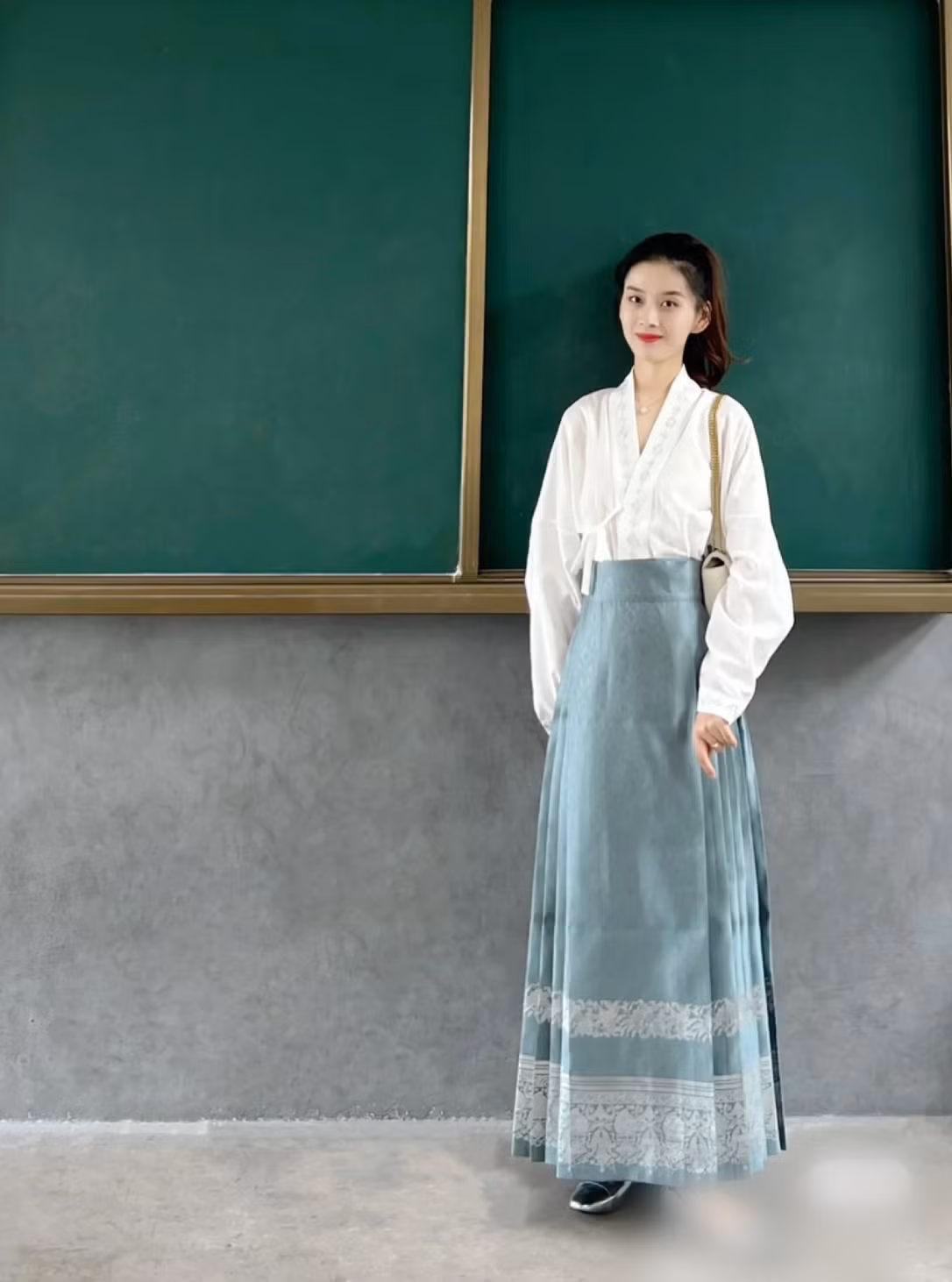 Dù đã 32 tuổi nhưng trông cô Đan Đan hệt như sinh viên vừa mới ra trường.