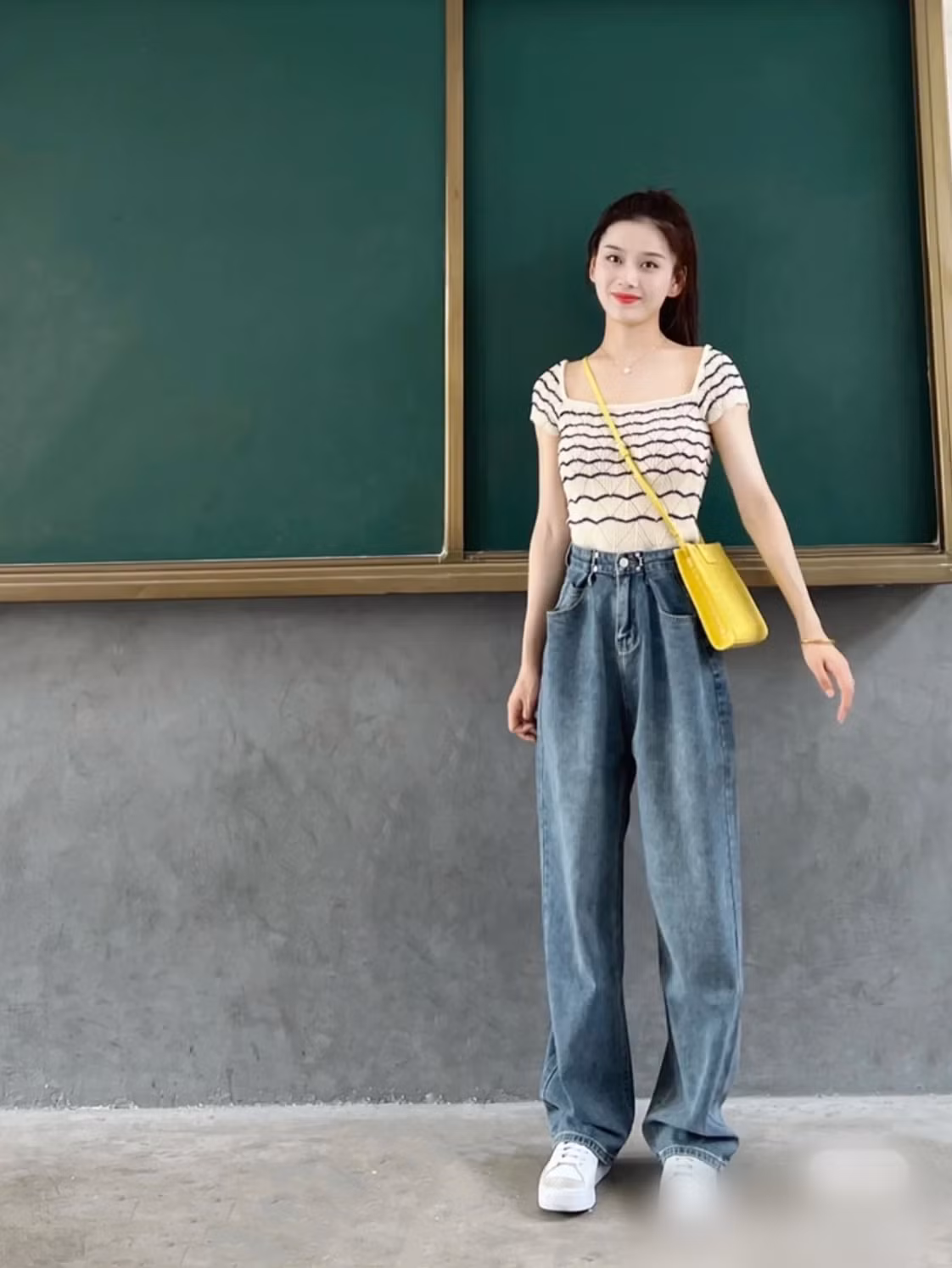 Một bộ phận netizen cho rằng việc giáo viên quá chăm chút chuyện ăn mặc cũng như làm blog khoe style là thiếu chuyên nghiệp, dễ gây ảnh hưởng đến học sinh.