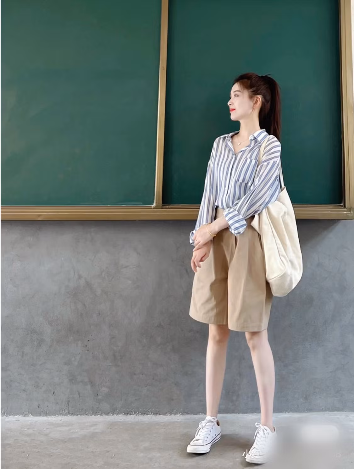 Nhận được nhiều lời khen, tuy nhiên, việc đăng tải outfit đi dạy của mình lên MXH cũng khiến cô Đan Đan vấp phải không ít ý kiến trái chiều.