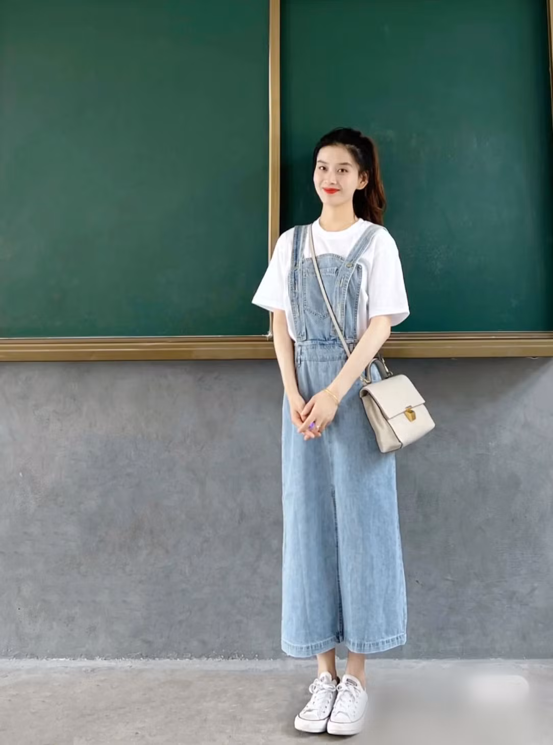 Điều đặc biệt của TikTok cô giáo hot girl này chính là phong cách đi dạy thường ngày của cô.