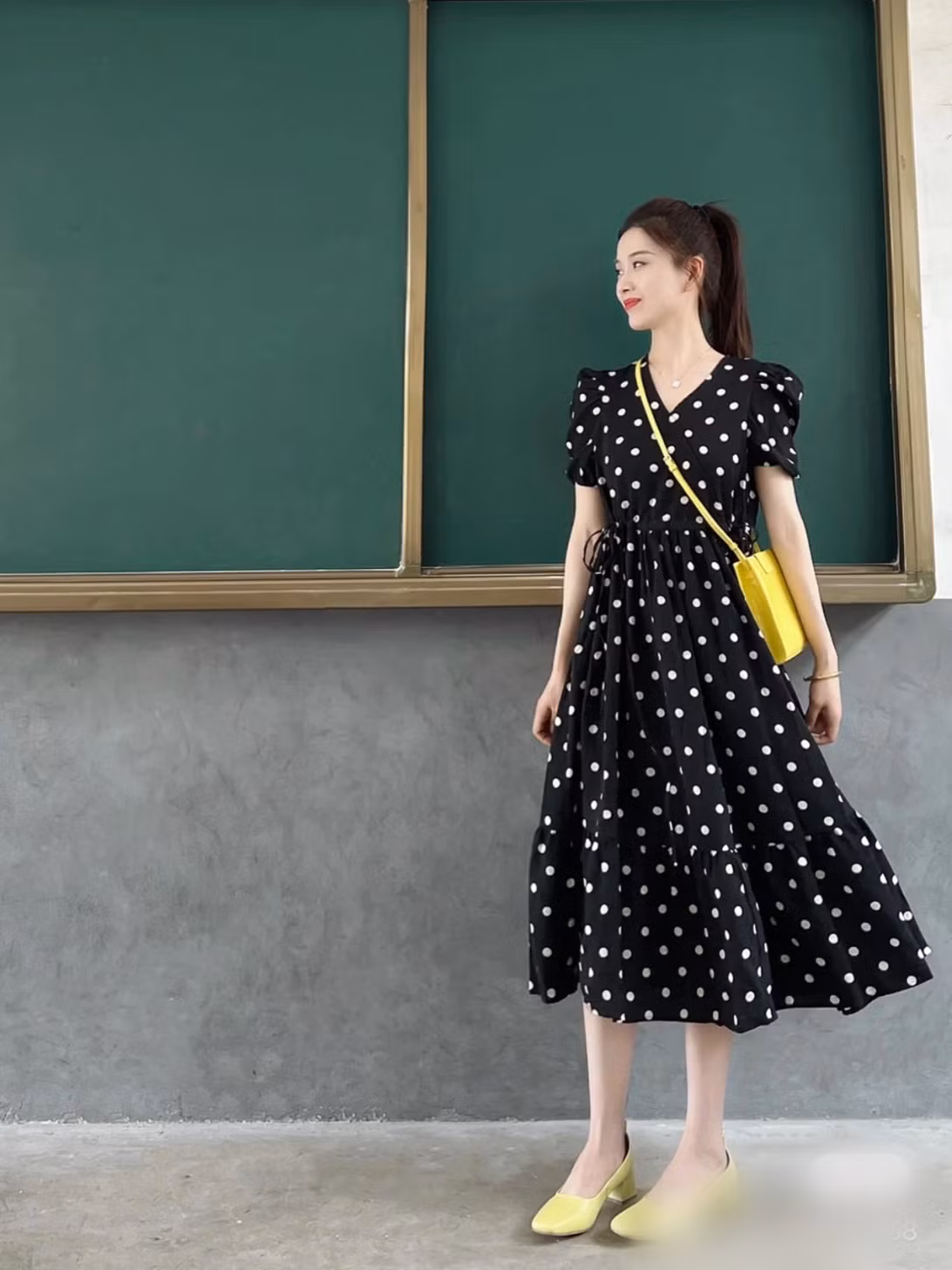 Những đoạn clip TikTok về thời trang đi dạy của một cô giáo Tiểu học xứ Trung mới đây đang gây sốt trên MXH. Được biết, cô tên là Đan Đan, sinh năm 1991.