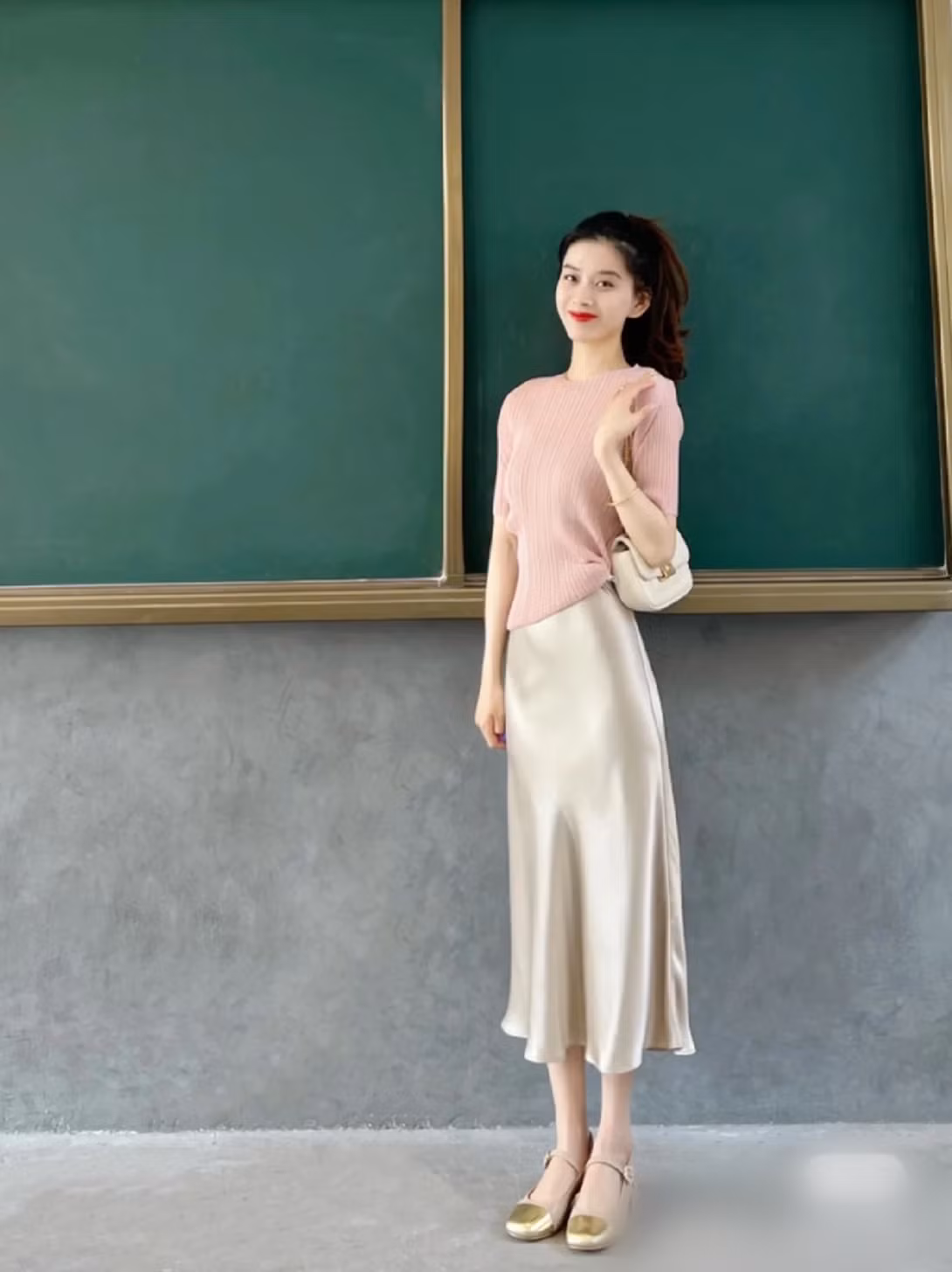 Cô giáo Đan Đan hiện là giáo viên âm nhạc tại một trường tiểu học ở thành phố Hoài Nam, tỉnh An Huy (Trung Quốc).