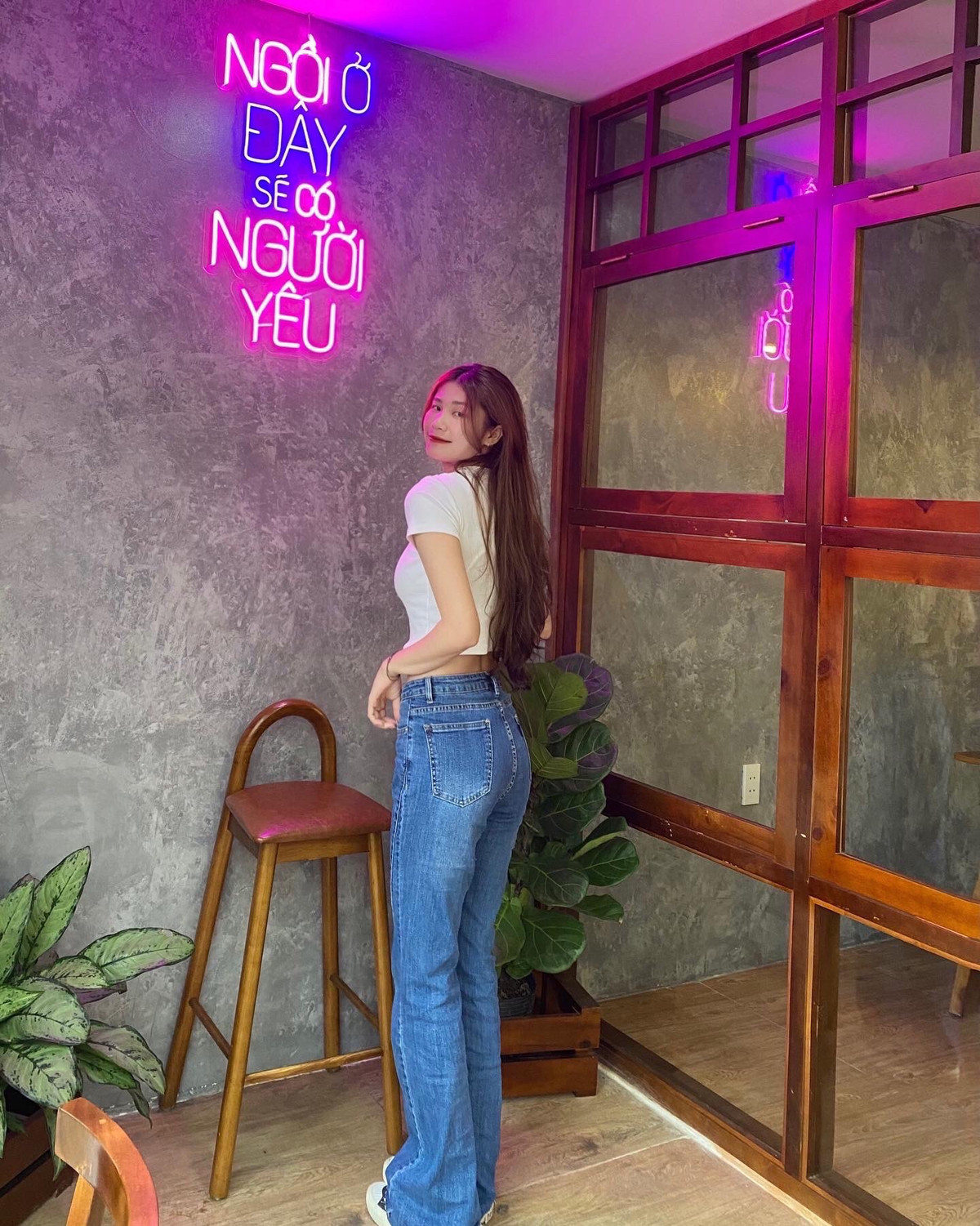 Với lợi thế về sắc đẹp và chiều cao, cựu tuyển thủ U19 Việt Nam hoàn toàn có thể gia nhập giới showbiz. Ảnh: FBNV