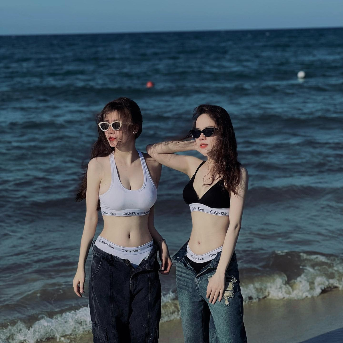 Mới đây, cựu tuyển thủ U19 Việt Nam lại khiến MXH trầm trồ khi đăng tải loạt ảnh quyến rũ trên trang cá nhân trong dịp đi nghỉ mát cùng người thân.