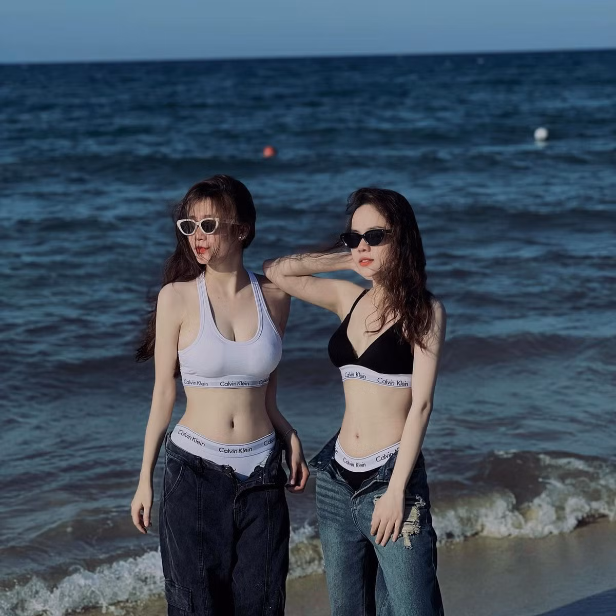 Mới đây, cựu tuyển thủ U19 Việt Nam lại khiến MXH trầm trồ khi đăng tải loạt ảnh quyến rũ trên trang cá nhân trong dịp đi nghỉ mát cùng người thân.