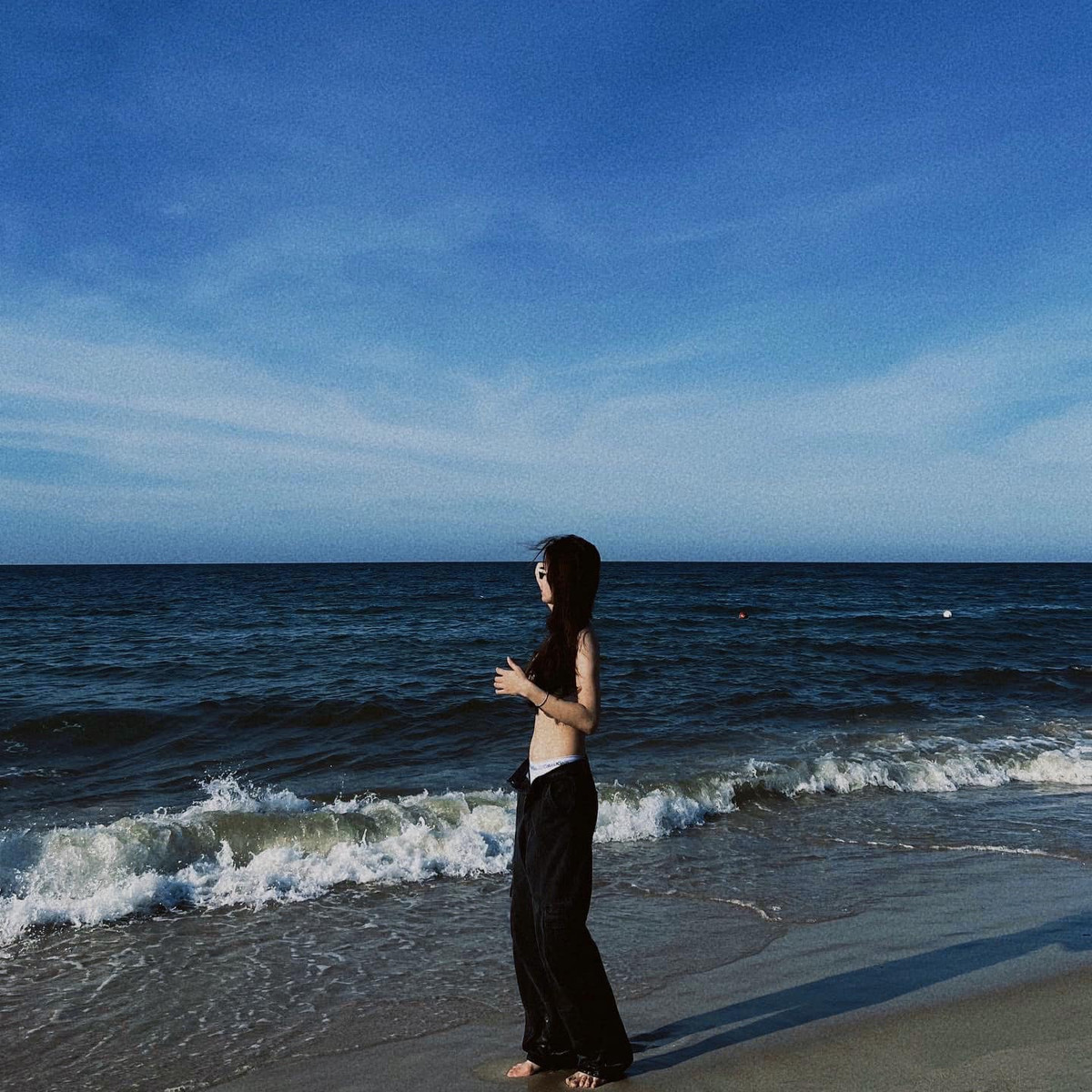 Mặc dù không quá hở hang thế nhưng phong cách này lại làm tôn lên vòng eo con kiến, đôi chân dài miên man của Như Tuyền.