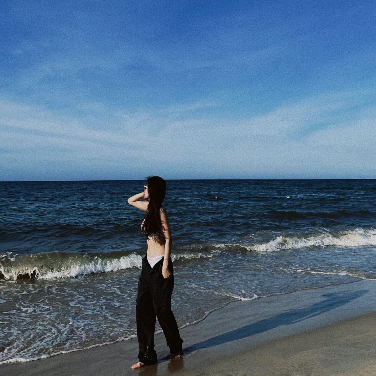 Diện binini theo kiểu phá cách với quần jeans mở cúc, cô nàng khiến netizen khó rời mắt khi quá gợi cảm.