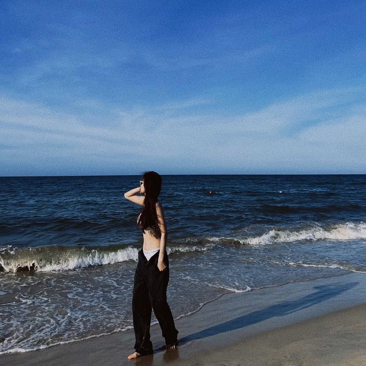 Diện binini theo kiểu phá cách với quần jeans mở cúc, cô nàng khiến netizen khó rời mắt khi quá gợi cảm.