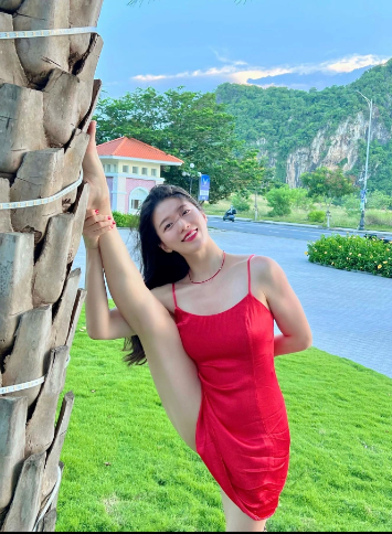 Nhờ yoga, cô sở hữu một sức khỏe dẻo dai, vóc dáng cân đối và thần thái tràn đầy năng lượng.