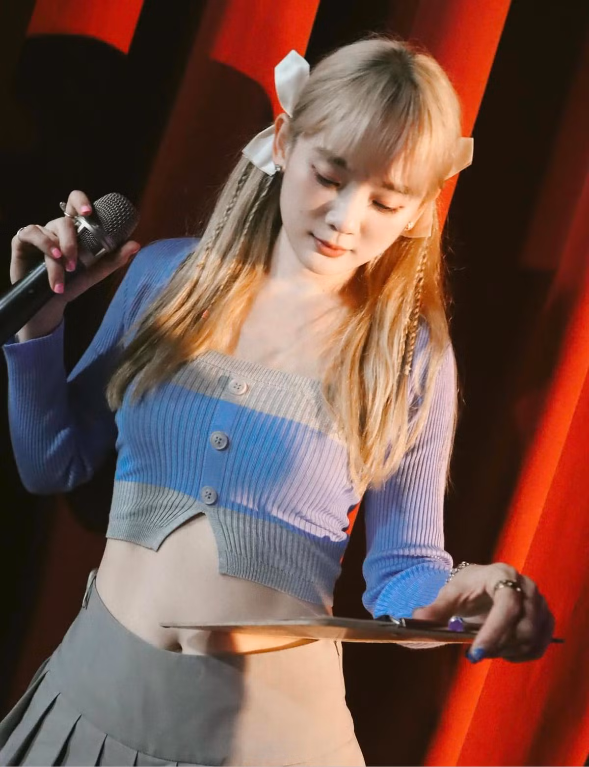 Cô nàng gây ấn tượng bởi nét đẹp ngọt ngào, đôi mắt to tròn cùng làn da trắng sứ.