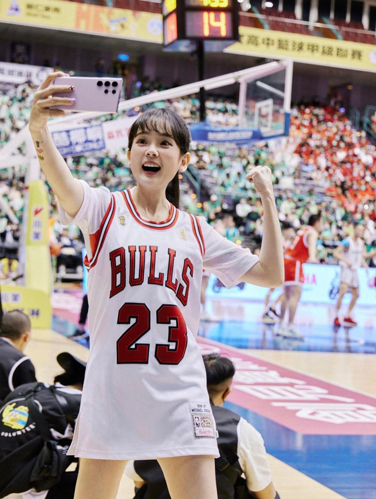 Cô nhận được nhiều lời khen ngợi và ủng hộ khi thử sức với tạo hình mới mẻ.