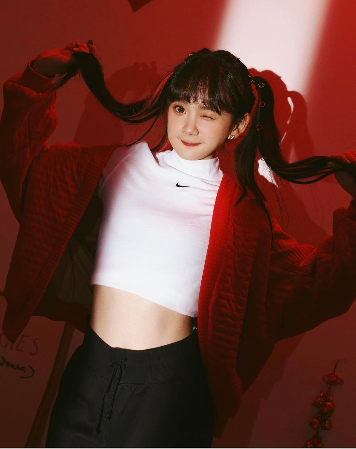 Bên cạnh sự nghiệp bóng rổ, gái xinh xứ Trung còn làm mẫu ảnh, mẫu đại diện cho nhiều nhãn hàng.