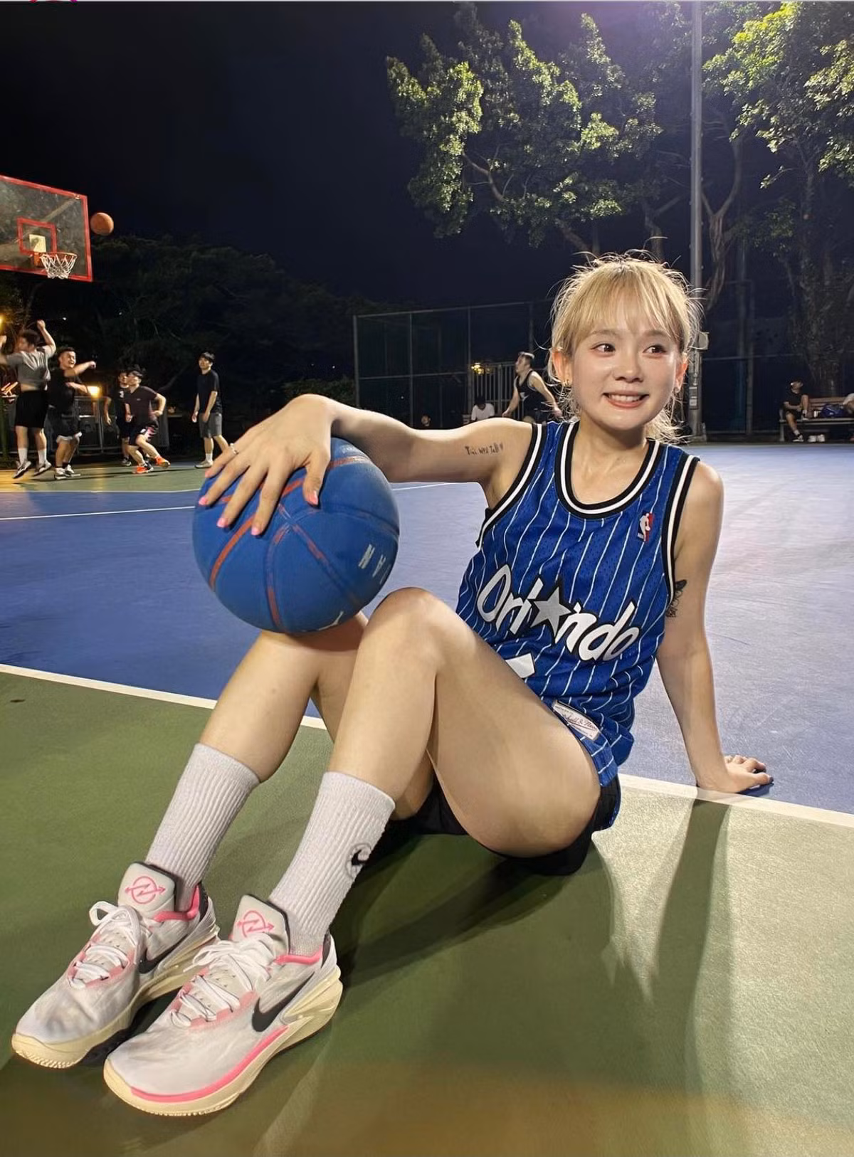 Mặc dù sở hữu gương mặt trẻ con nhưng "nữ thần bóng rổ" này lại có thân hình gợi cảm "hết nước chấm".