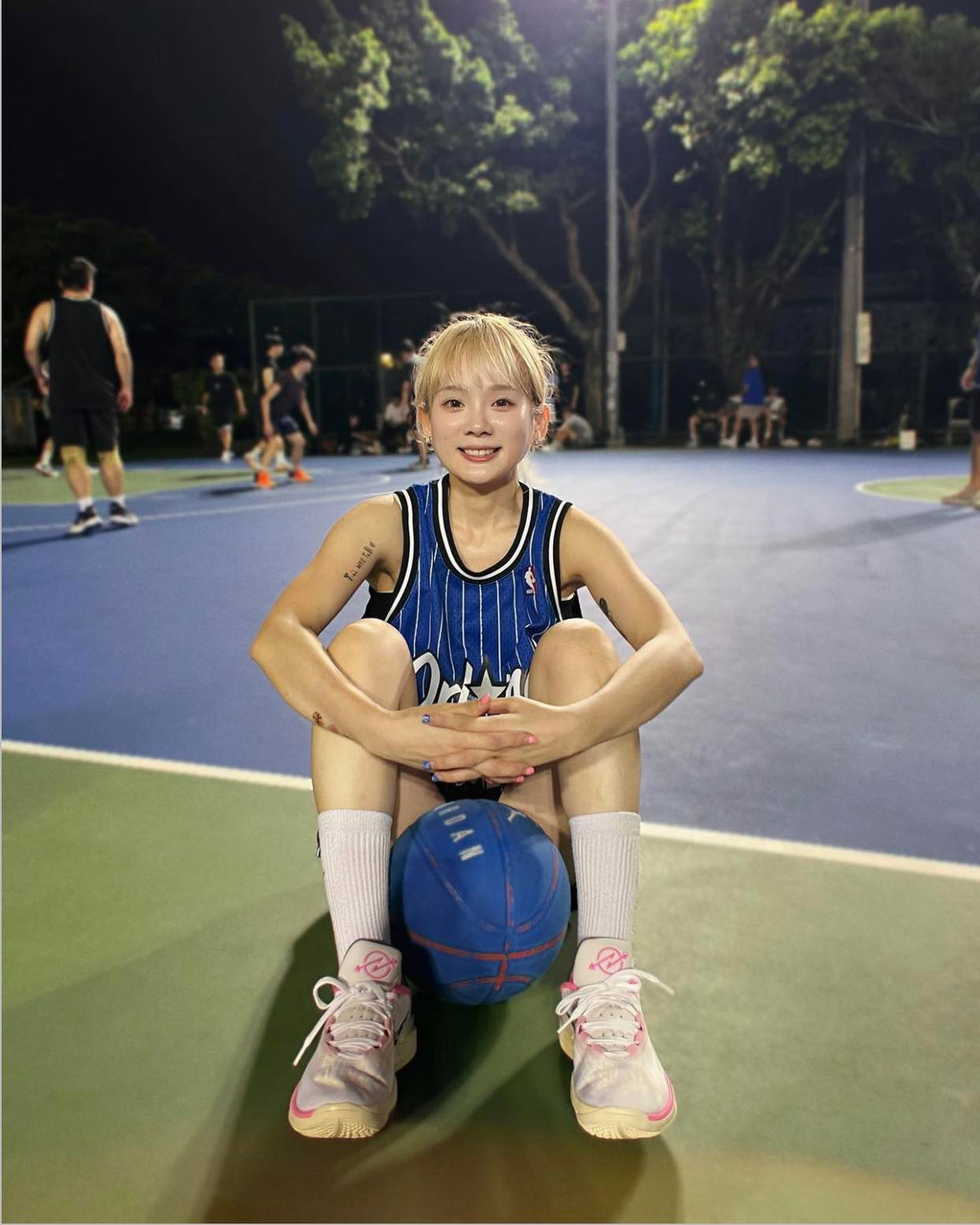 Wang Jumi là hot girl bóng rổ nổi tiếng tại Trung Quốc. Cô có gương mặt xinh đẹp, được mệnh danh là "nữ thần bóng rổ".