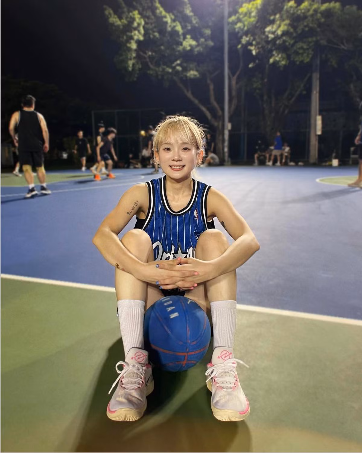 Wang Jumi là hot girl bóng rổ nổi tiếng tại Trung Quốc. Cô có gương mặt xinh đẹp, được mệnh danh là "nữ thần bóng rổ".