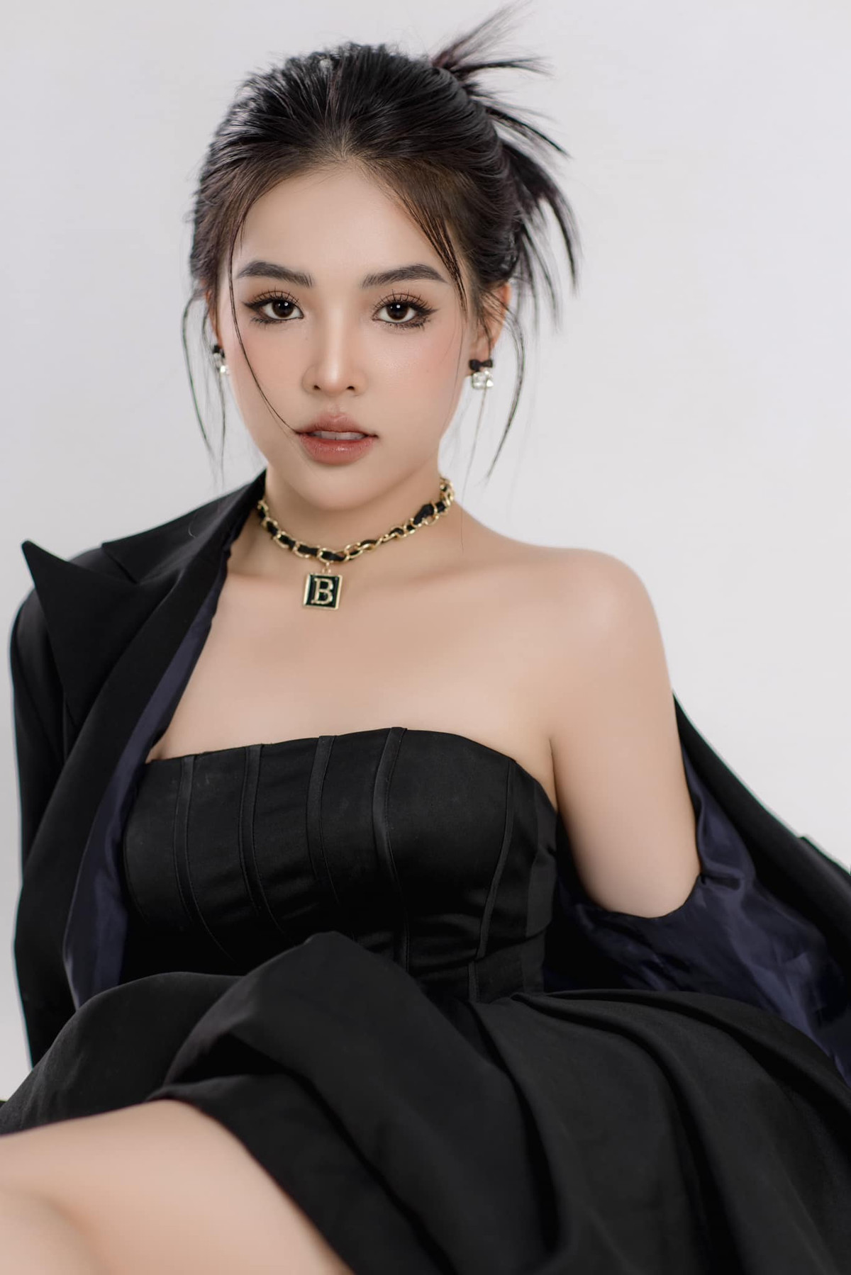 Cô nàng có vóc dáng "gây mê" với số đo ba vòng chuẩn: 86-62-95cm.