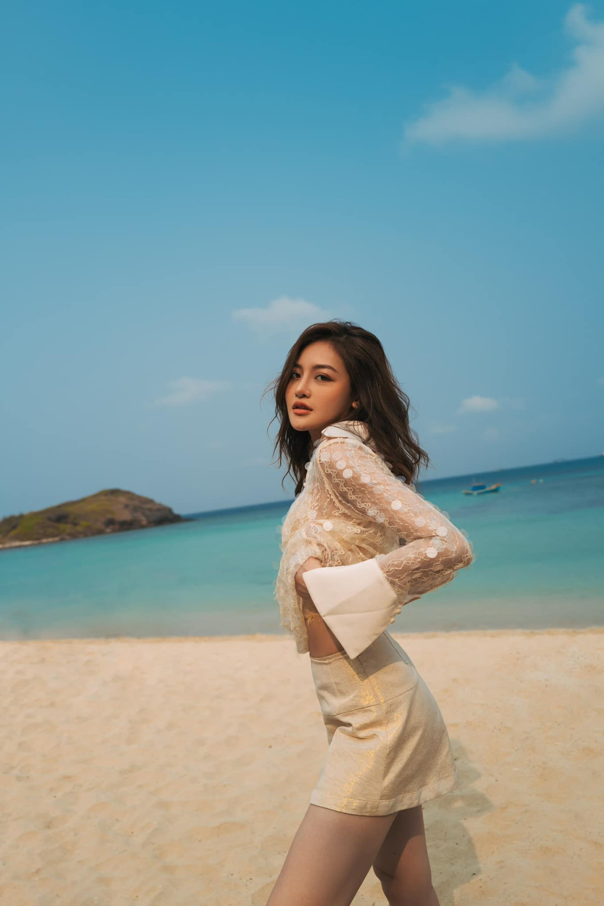 Không chỉ có ngoại hình bắt mắt từ khi mới bước chân vào showbiz, cô nàng ngày càng quyến rũ và trưởng thành hơn.