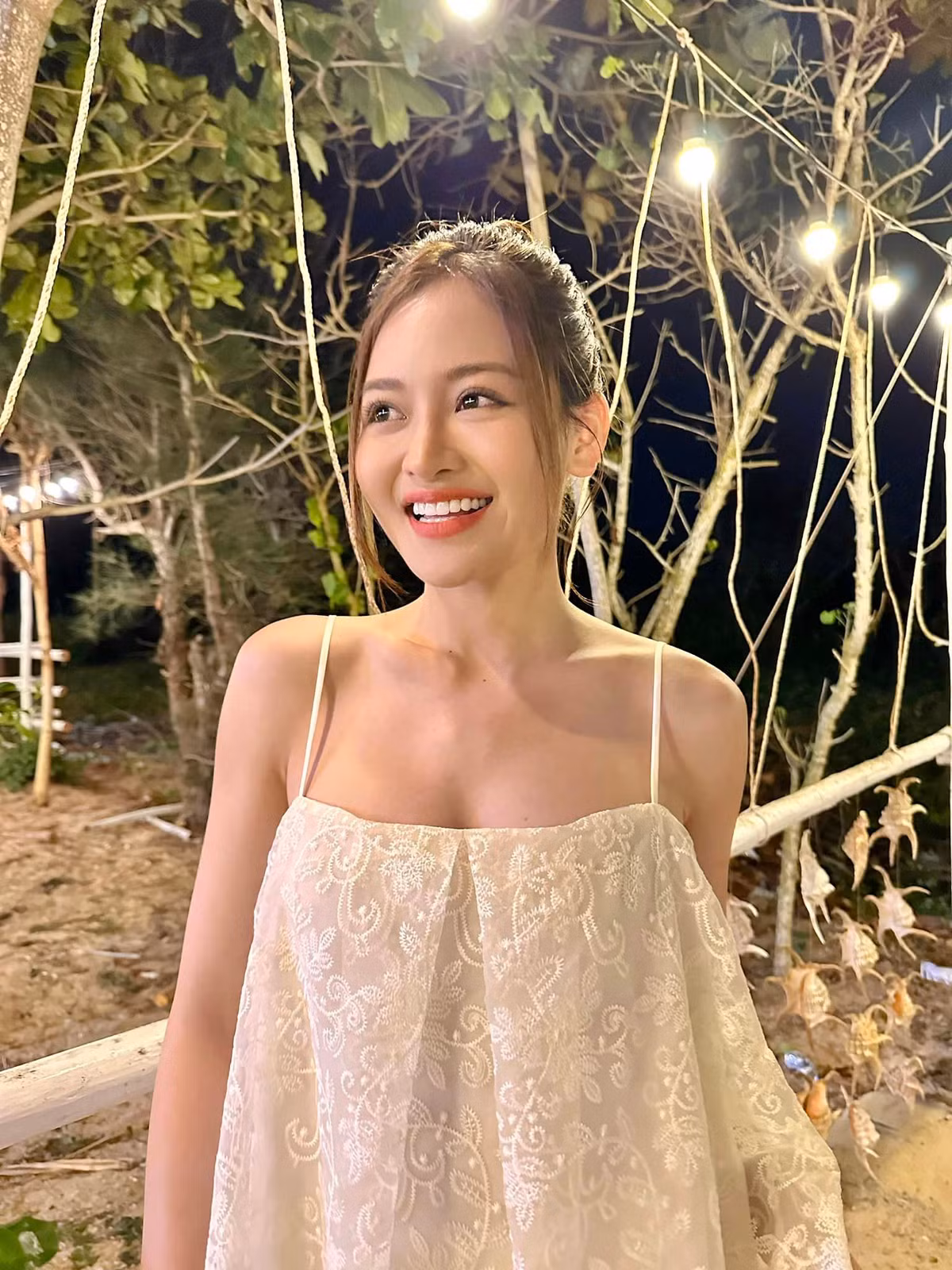 Nhờ sở hữu hình thể đẹp như tạc và làn da khoẻ khoắn, Thùy Anh không ngại kết thân cùng nhiều set bikini mang kiểu dáng nhỏ xíu. Ảnh: FBNV