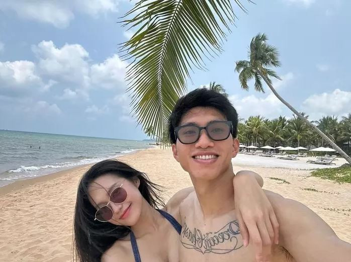 Bên cạnh loạt hình ảnh nóng bỏng mắt của Doãn Hải My, cô còn chia sẻ thêm những khoảnh khắc cực hài của Văn Hậu trong chuyến đi này.