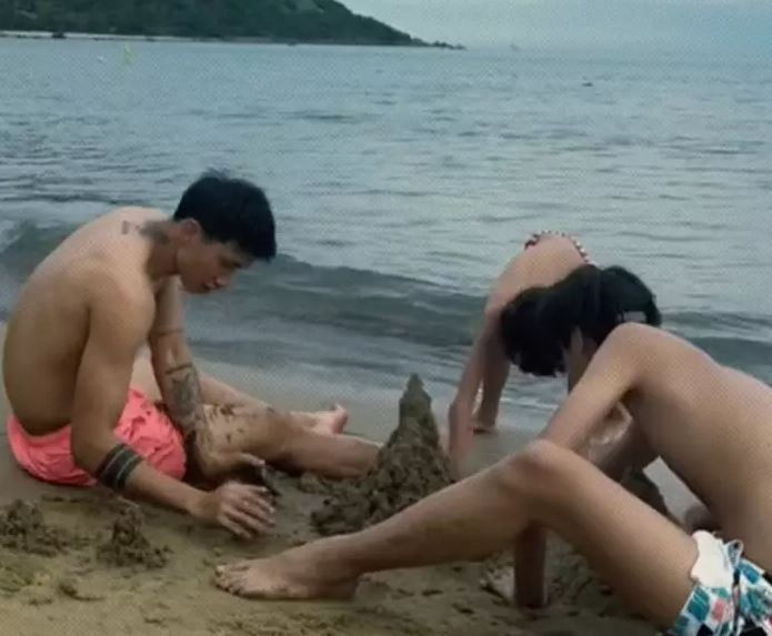 Dưới video, cư dân mạng để lại nhiều nhận xét hài hước trêu đùa Văn Hậu và Hải My yêu nhau vô cùng đáng yêu.