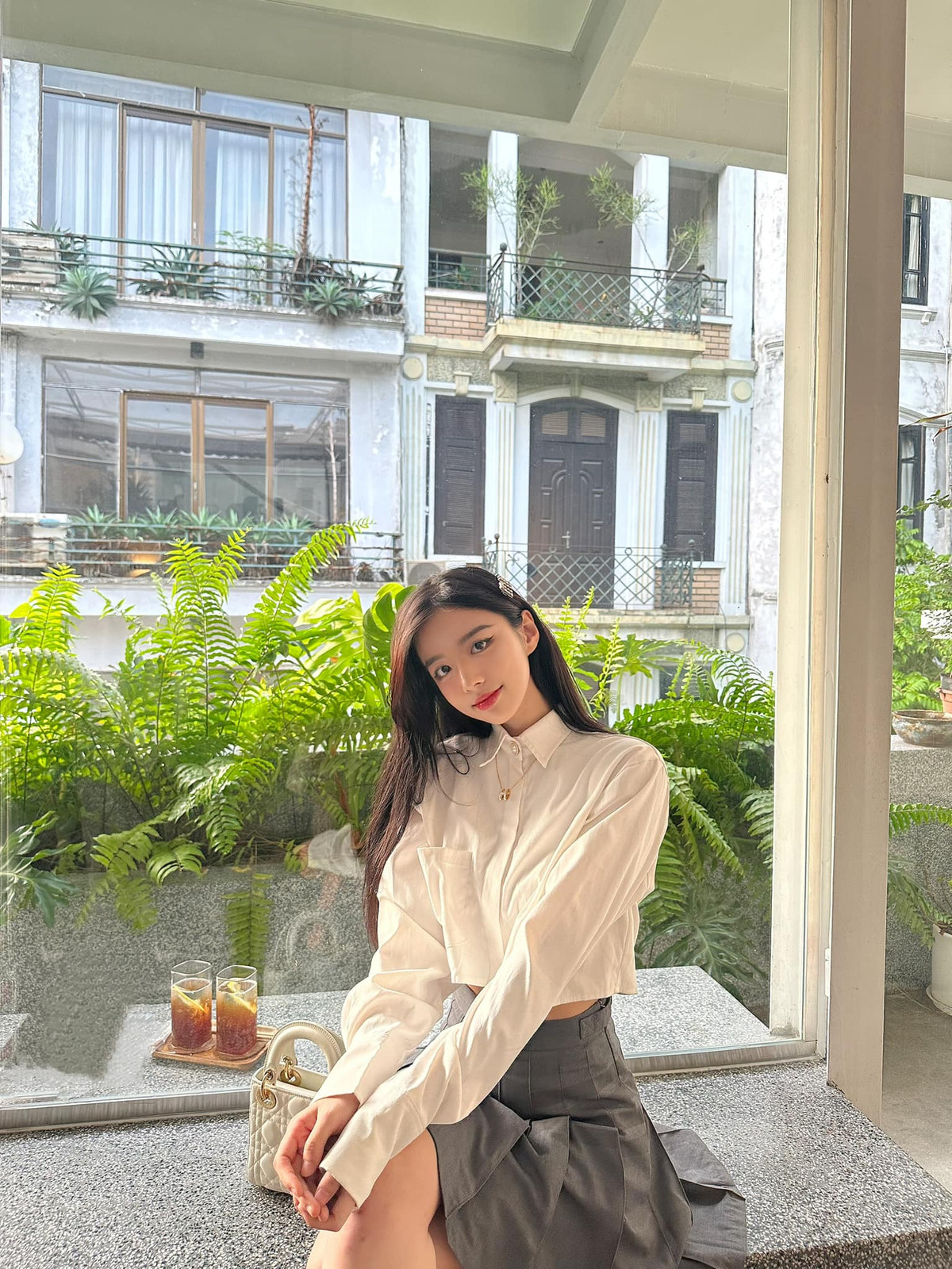 Sở hữu ngoại hình ưa nhìn, Hằng Phan lấy đó làm thế mạnh để phát triển bản thân, cô lấn sân làm mẫu ảnh để tự trang trải chi phí sinh hoạt cho bản thân ở Thủ đô.