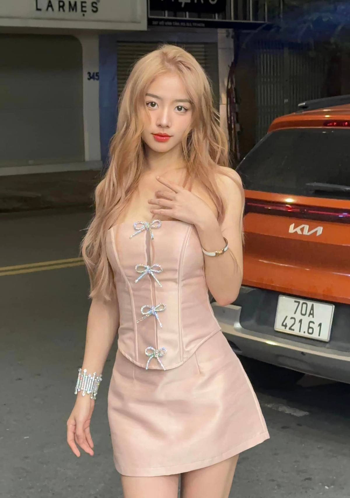 Cách đây bốn năm, Phan Thị Minh Hằng (nick name Hằng Phan, sinh năm 2001, đến từ Quảng Bình) là hot girl khiến cộng đồng mạng chao đảo bởi nét đẹp đầy cuốn hút.