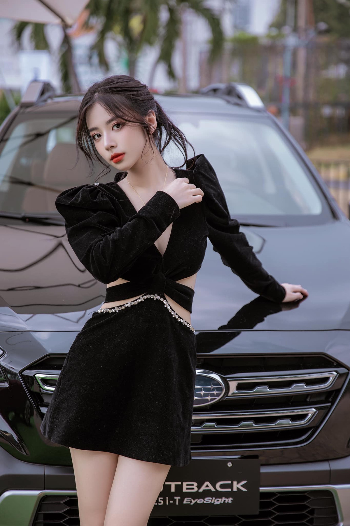 Vẻ đẹp lạ, ấn tượng của Hằng Phan nhiều lần bị nghi ngờ là can thiệp dao kéo. Song cô khẳng định bản thân sở hữu gương mặt tự nhiên, không qua phẫu thuật thẩm mỹ.