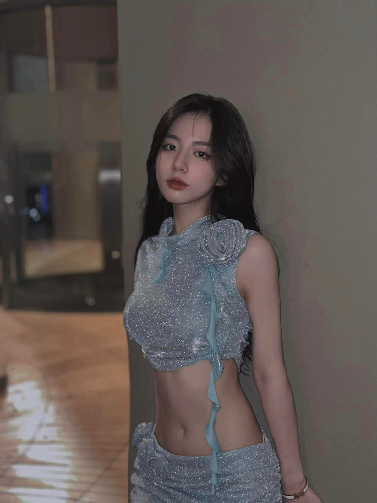 Hằng Phan nổi đình đám MXH ngày nhập học vào trường Đại học Kinh tế quốc dân Hà Nội. Thời điểm đó, danh tính cô nàng được truy lùng ráo riết và đặt cho biệt danh "nữ thần học đường".