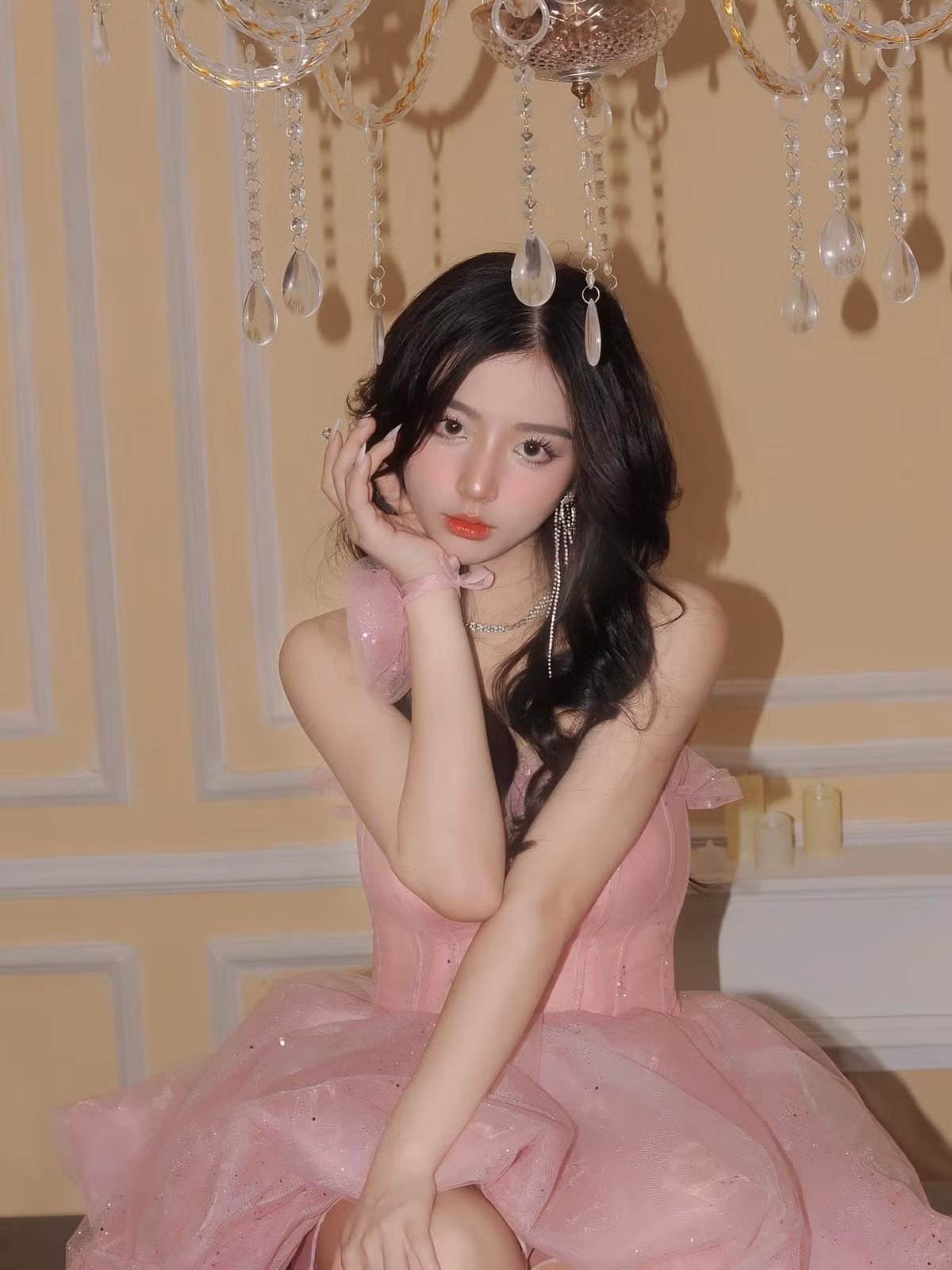 Cô gái xinh đẹp hiện có hơn 500.000 fan trên Instagram và thu hút gần 400.000 lượt theo dõi trang cá nhân Facebook.