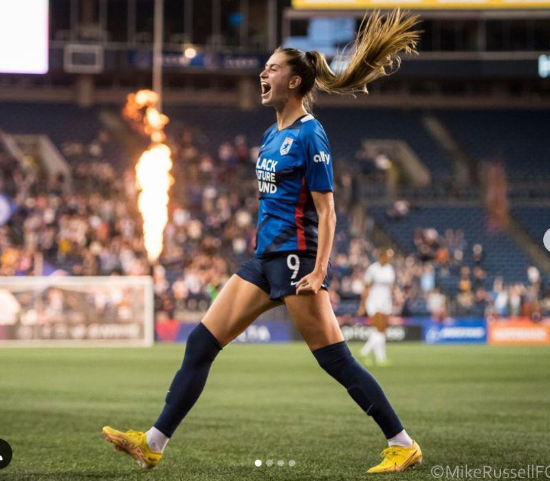 Trong sự nghiệp, Jordyn từng cùng ĐT nữ Canada giành HCV tại Olympic Tokyo 2020.