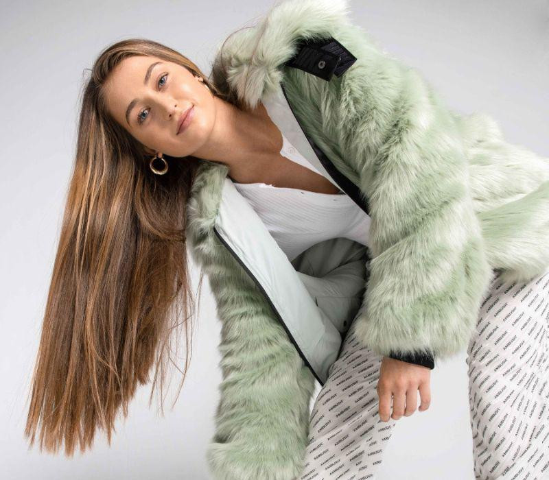 Gương mặt nhỏ nhắn, góc cạnh với đôi mắt xanh dương sâu thẳm và sống mũi cao thẳng tắp luôn giúp Jordyn Huitema hút trọn mọi ánh nhìn trong các bức ảnh.