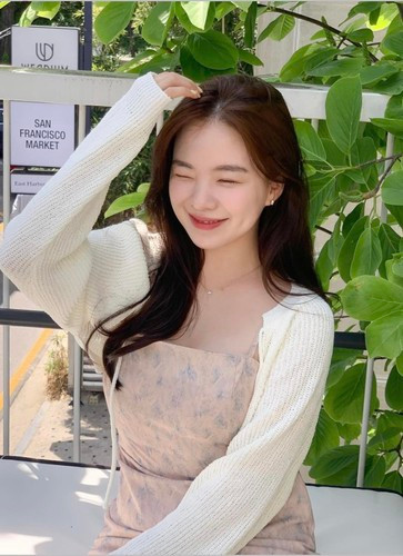 Ha Neul hiện là mẫu quảng cáo của nhiều hãng thời trang đồ lót, có thương hiệu mỹ phẩm riêng.