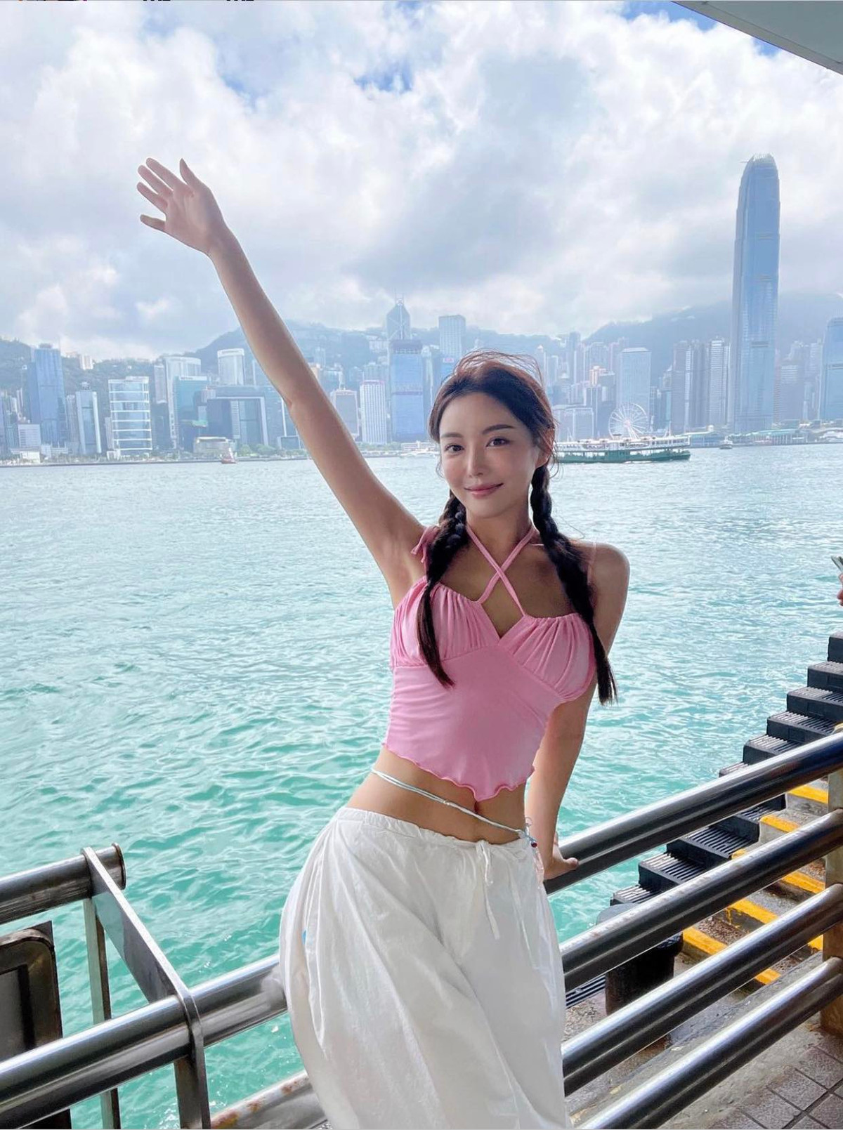 Jin Hee từng chia sẻ trên trang cá nhân, để có được vóc dáng như hiện tại cô phải tập luyện mỗi khi có thời gian rảnh.