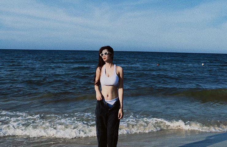 Nữ cầu thủ năm nay 20 tuổi, từng đá ở vị trí hậu vệ và có mặt trong biên chế đội dự tuyển nữ Việt Nam. Cô từng được coi là thành viên cốt cán của đội hình U16, tuy nhiên, sự nghiệp bóng đá của cô phải dừng lại vì sau khi cô gặp chấn thương nghiêm trọng.