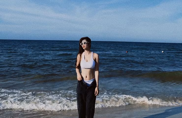 Nữ cầu thủ năm nay 20 tuổi, từng đá ở vị trí hậu vệ và có mặt trong biên chế đội dự tuyển nữ Việt Nam. Cô từng được coi là thành viên cốt cán của đội hình U16, tuy nhiên, sự nghiệp bóng đá của cô phải dừng lại vì sau khi cô gặp chấn thương nghiêm trọng.