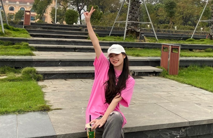 Sở hữu vóc dáng đẹp, đôi chân dài miên man nên nhiều người hâm mộ khuyên Như Tuyền lấn sân vào showbiz.