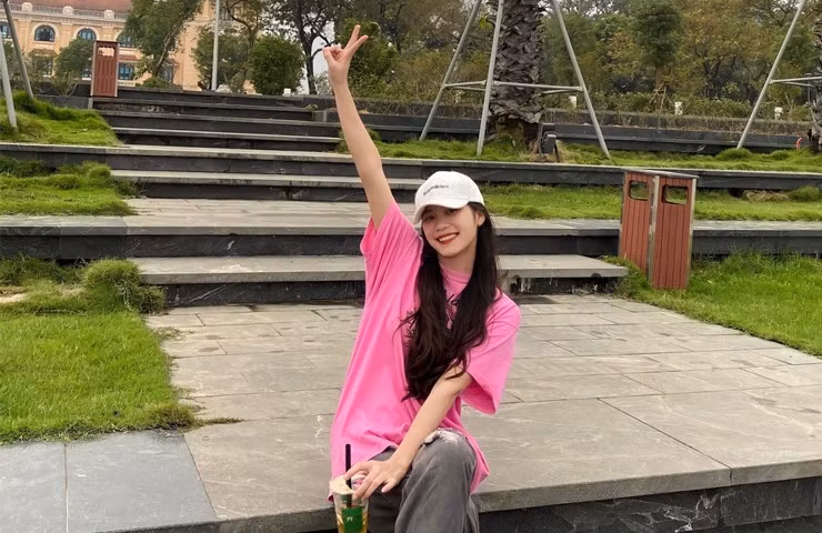 Sở hữu vóc dáng đẹp, đôi chân dài miên man nên nhiều người hâm mộ khuyên Như Tuyền lấn sân vào showbiz.