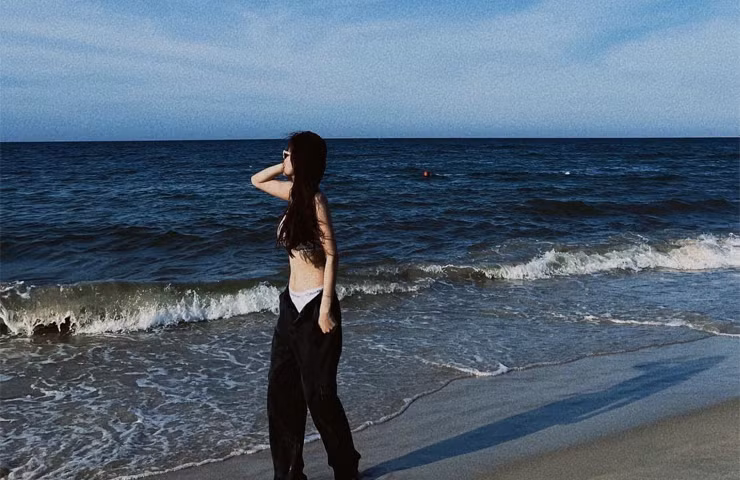 Cựu nữ cầu thủ diện set nội y thể thao, phối cùng quần jean dáng rộng tạo sáng siêu ngầu bên bờ biển.