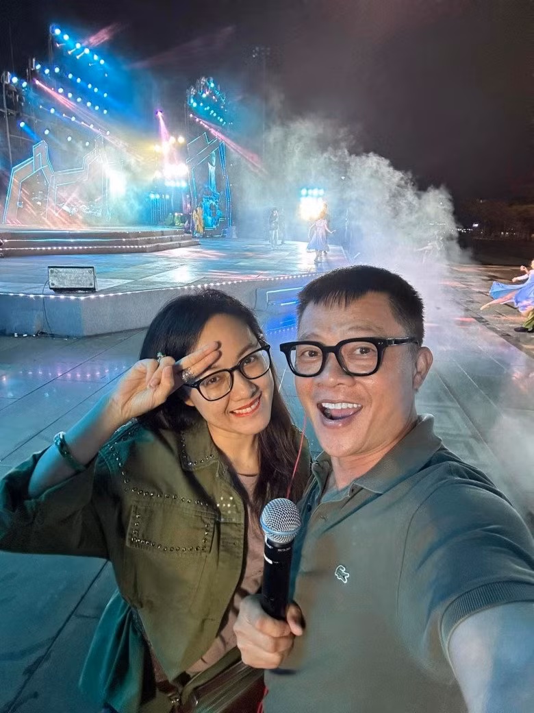 Mới đây, khi có buổi tổng duyệt chương trình cùng với MC Quang Minh, nữ BTV VTV lưu lại những khoảnh khắc kỷ niệm cùng đồng nghiệp.