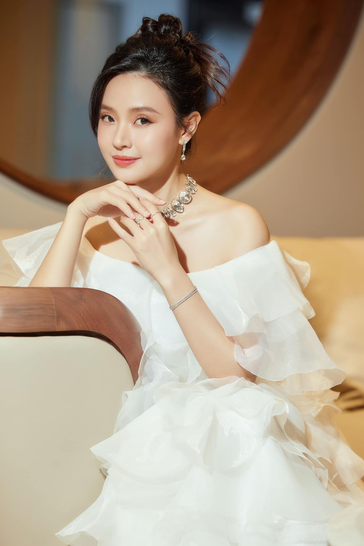  Midu (tên thật là Đặng Thị Mỹ Dung, sinh năm 1989) được biết đến với vai trò diễn viên, giảng viên đại học và lấn sân kinh doanh mỹ phẩm, thời trang.