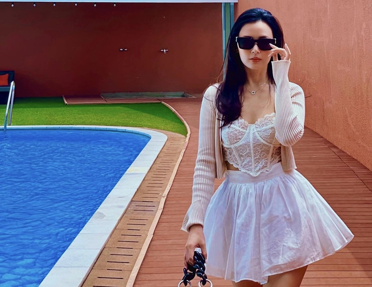 Cô được người hâm mộ dành nhiều lời khen có cánh, chuẩn đẹp "thần tiên tỷ tỷ" trong mọi khoảnh khắc. Ảnh: FBNV