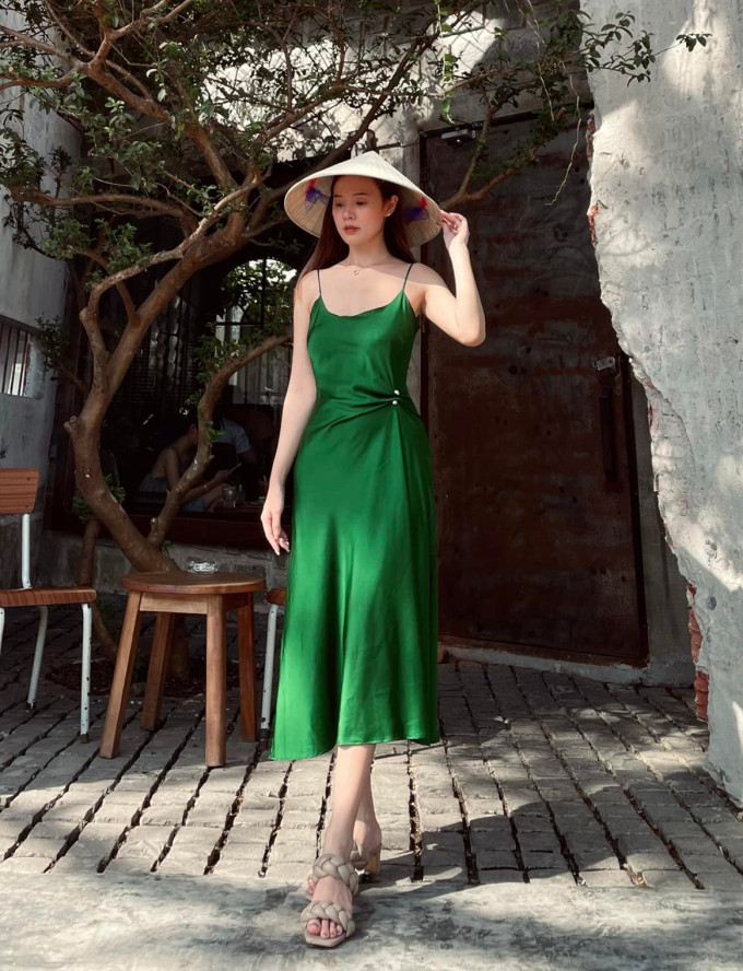 Midu cũng là một tín đồ của váy lụa. Cô diện trang phục này ở đời thường, lẫn khi tham gia các sự kiện, đi du lịch,...