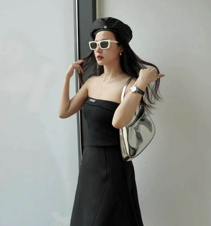 Cô được người hâm mộ khen ngợi là khéo léo chọn kiểu dáng, chất liệu phù hợp để tôn dáng nhưng không bị hớ hênh.