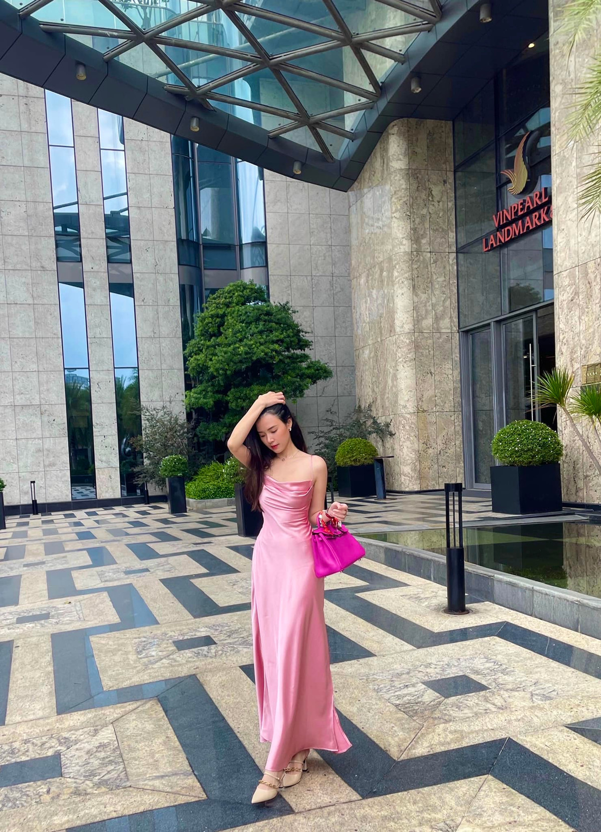 Mới đây, hot girl đời đầu gây chú ý khi đăng tải hình ảnh diện váy lụa đi bên ngoài tòa khách sạn Vinpearl Landmark 81 (TP.HCM).